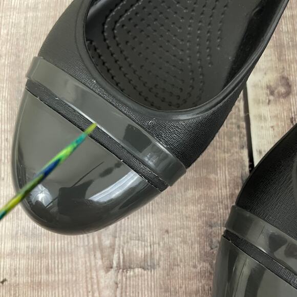 Crocs Patent Cap Toe Ballet Flat Slip Ons Dark Gray Women's Size 6 - Picture 7 of 8